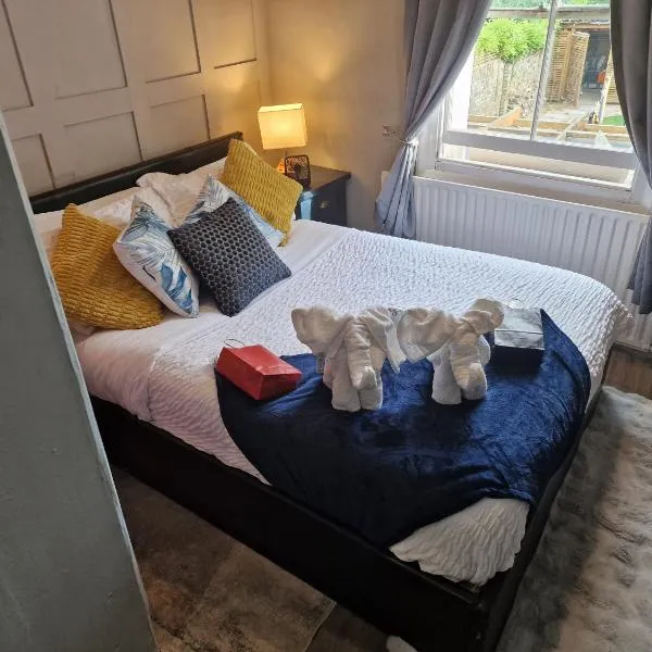 Studio at 113b - a home away from home，位于Hampton Hill的酒店