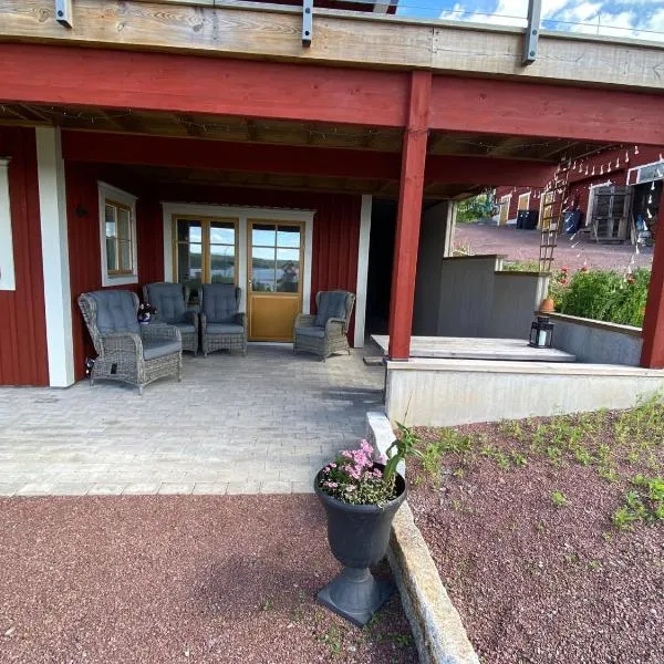 Nära centrum med sjöutsikt -Korsgården，位于赖特维克的酒店