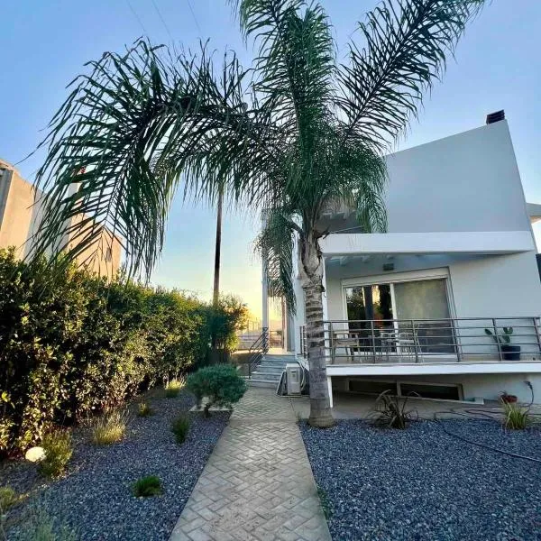 Iloma Villa 6 km from Nafplio，位于Dhalamanára的酒店