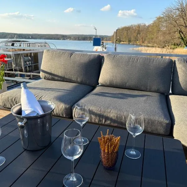TraumZeitBoot Helmut auf dem Scharmützelsee Bad Saarow，位于巴特萨罗皮斯库夫的酒店