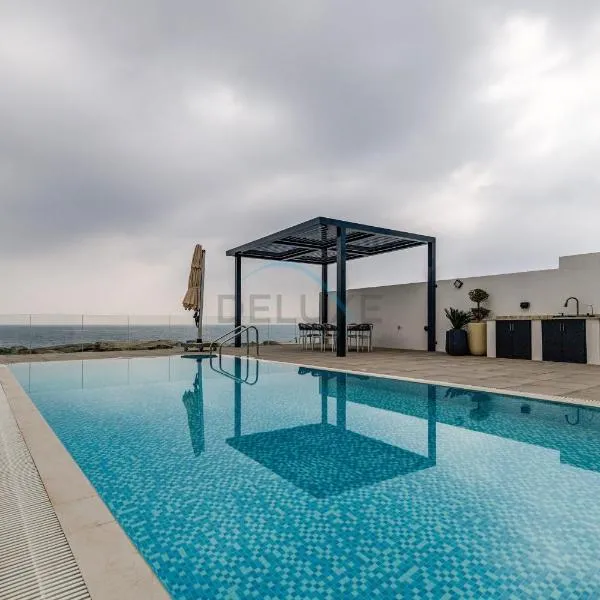 Stunning Sea Views from the Private Pool, Mins Away from Pristine Beaches and Key Fujairah Attractions, Sharm Al Dana Villa, Fujairah by Deluxe Holiday Homes，位于富查伊拉的酒店