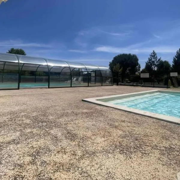 Chalet Hameaux de Miel 5 Pers, Parking, Piscine , Lac，位于Beynat的酒店