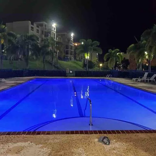 Costa Brava Beach & Pool Apartment 24-402,位于Ceiba的酒店