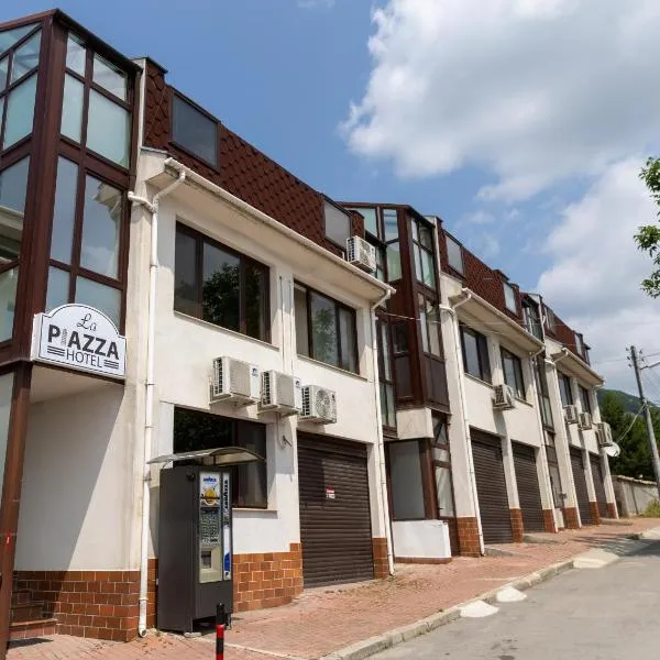 La Piazza Hotel，位于舒门的酒店