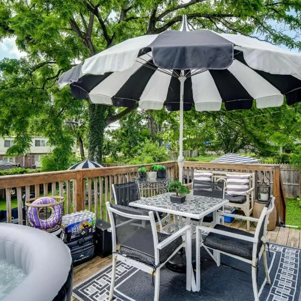Outdoor Pool and Hot Tub Retreat - 6 Mi to Dtwn!，位于巴尔的摩的酒店
