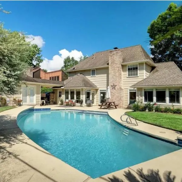 Houston Getaway 5BR Sleeps 13 Pool WiFi，位于休斯顿的酒店