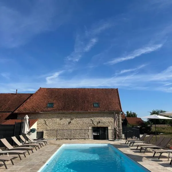 Gîte le clocher roman 14 personnes piscine et spa privatif,位于Bellenot-sous-Pouilly的酒店