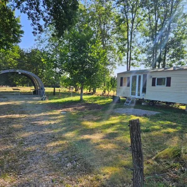 Le mobile home est dans le pré，位于Auxy的酒店