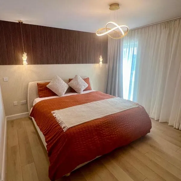 Stylish SuperKing and King Ensuite Bedrooms in Dublin，位于都柏林的酒店