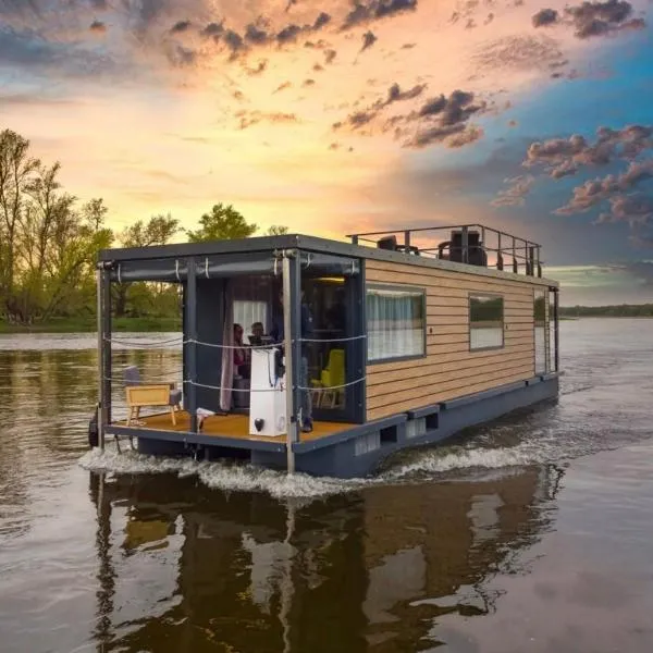 Houseboat - dom na wodzie，位于塔尔诺布热格的酒店