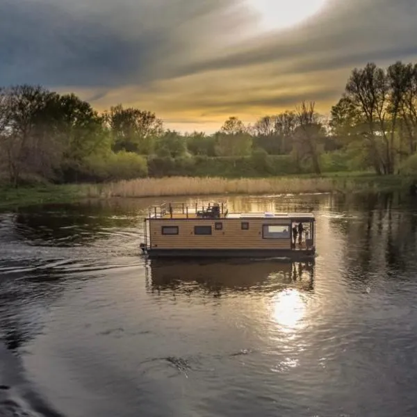 Houseboat - dom na wodzie，位于塔尔诺布热格的酒店