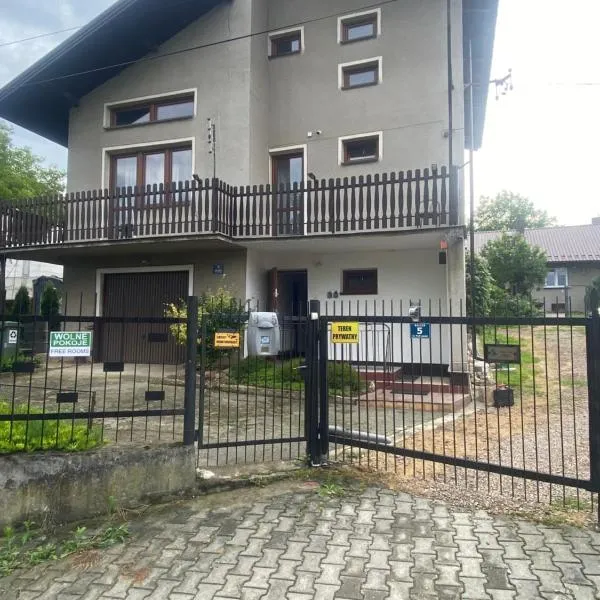 Pokoje na wynajem "Pod Lasem"，位于Balice的酒店