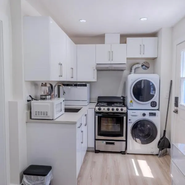 Quiet, cozy 2BR1BA near Skytrain，位于温哥华的酒店