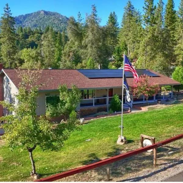 Charming Yosemite Family Fun & Pet Paradise，位于马里波萨的酒店