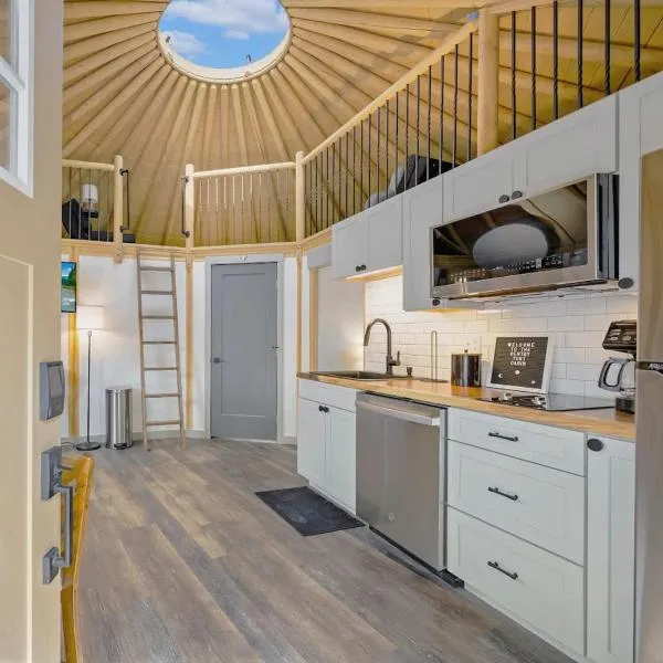 Bronco Luxury Yurt-Cabin - Family Glamping Canyon Lake w Private Hot Tub，位于峡谷湖的酒店