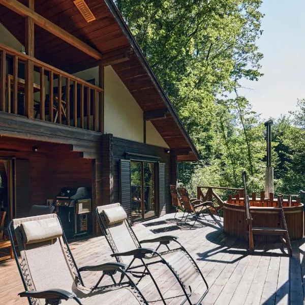 Villa Noël Kitakaruizawa Seiryu Sauna & Open Air Bath，位于嬬恋村的酒店