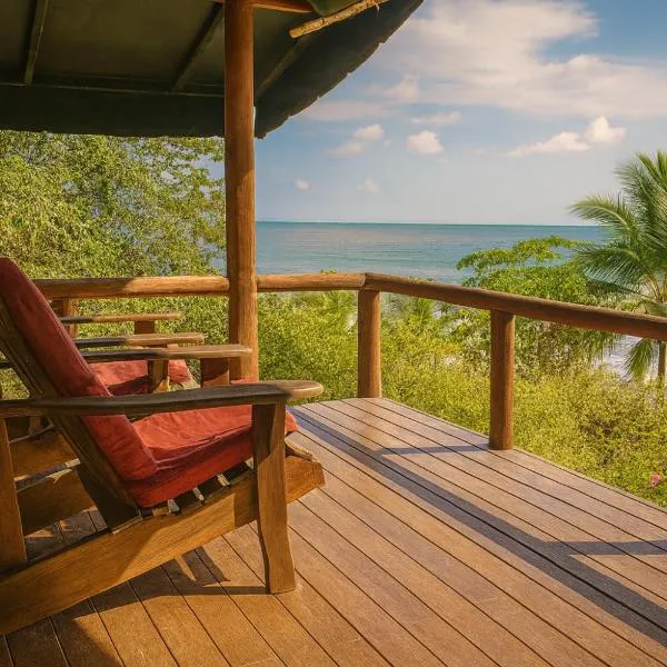 La Leona Eco Lodge，位于Carate的酒店