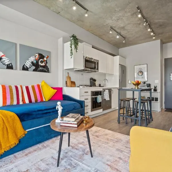 Vibrant PopArt downtown suite, comfy and stylish!，位于卡尔加里的酒店