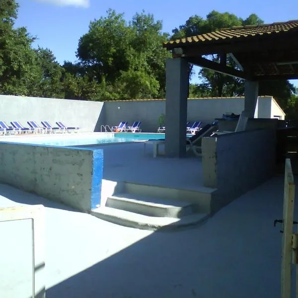 La Studette d'Eve 10m2, terrasse 18m2 , parking, piscine，位于Quissac的酒店