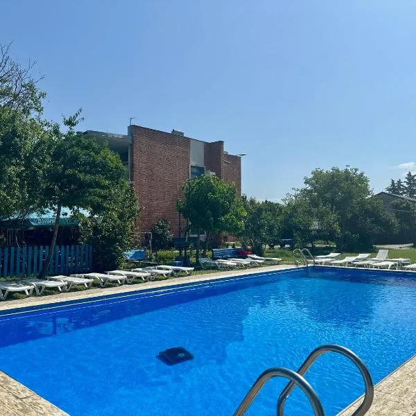 Napoli Nataxtari hotel,pool,bar,kamping，位于Natakhtari的酒店