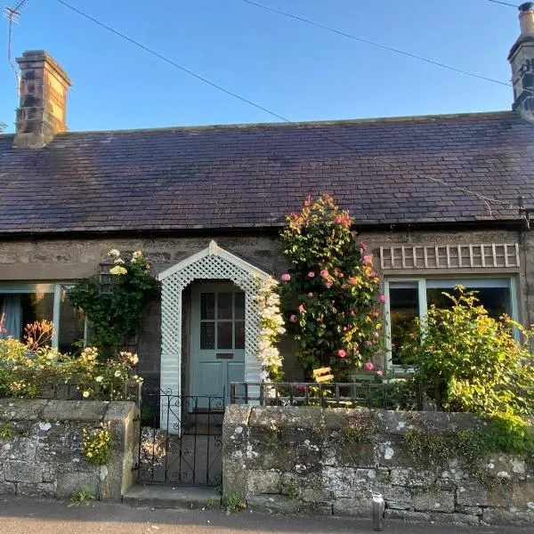 The Old Post Office, Cosy Cottage in Northumberland, Near Coast, Dog Friendly，位于Chatton的酒店