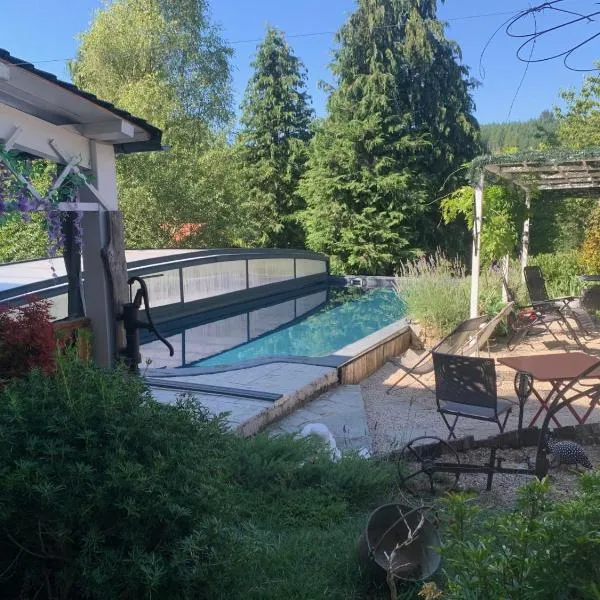 Chambres d'Hôtes LES VERGERS DE LOUISE，位于Thiolières的酒店