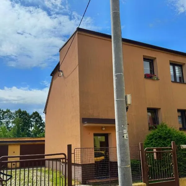 Apartmán s parkováním，位于Hrabŭvka的酒店