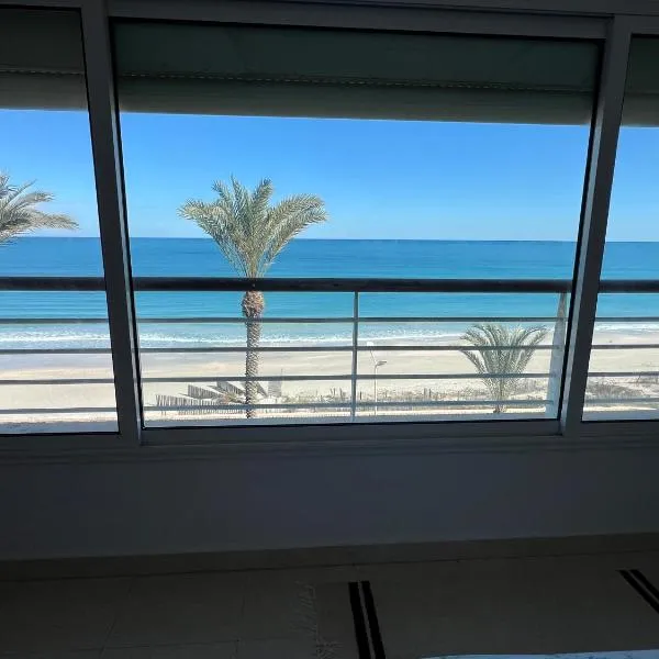 Mahdia front sea balcony 2，位于Hiboun的酒店