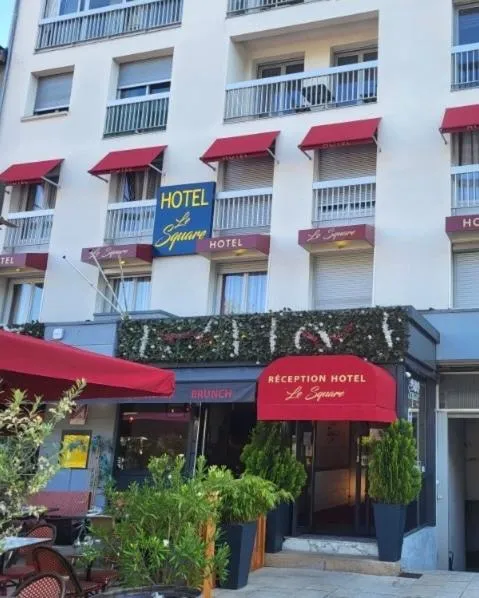 广场酒店，位于欧里亚克的酒店