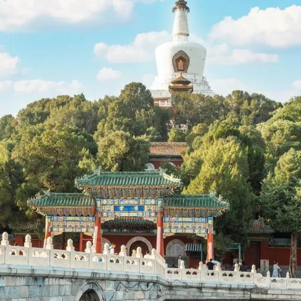 East Sacred Hotel-Very close to the Drum Tower,The Lama Temple,Houhai Bar Street,Nanluoguxiang,Tiananmen Square and the Forbidden City, and the subway st ation is also very close，位于北京的酒店
