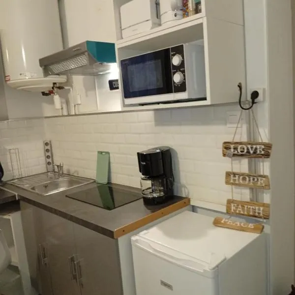 Modern apartment!，位于阿兹布鲁克的酒店