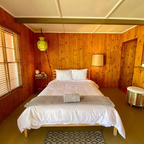 Joshua Tree Ranch House Motel - Downtown - Room #8，位于约书亚树的酒店