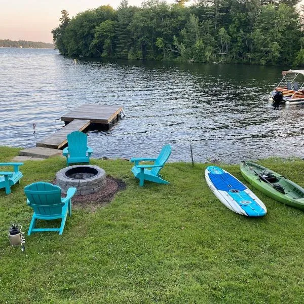 Little Landing Cottage On Cobbossee Lake，位于Winthrop的酒店
