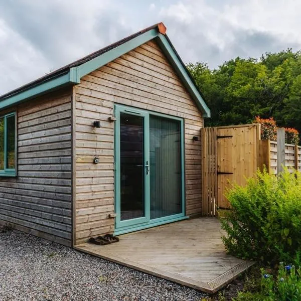 Love Nest Lodge 1BR with Hot Tub and Outdoor Cinema，位于Garnant的酒店