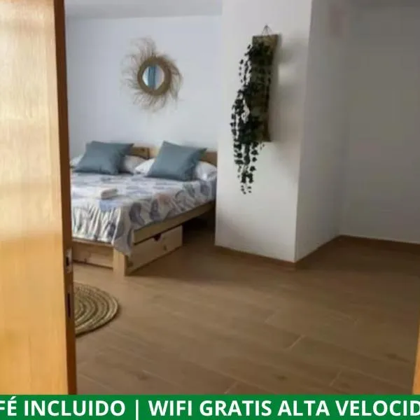 ALZIRA BONITA AMPLIO APARTAMENTO 25 CON HABiTACION Y VISTAS AL RIO JUCAR，位于阿尔齐拉的酒店