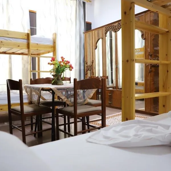 Univers Hostel，位于培拉特的酒店