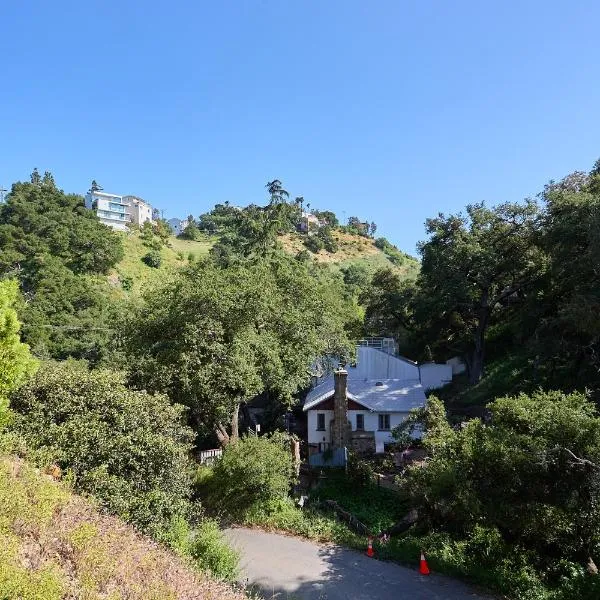 Malibu Home in Enchanting Hills 5 min from the beach，位于马里布的酒店