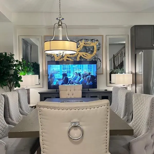 9 Queen Beds, 18 Guests-Kleinburg Luxe Crown Town Residence，位于沃恩的酒店