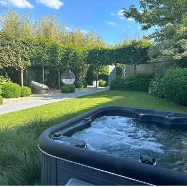 La chambre du puits avec 2 jacuzzis , sauna et Hammam privatif，位于图尔奈的酒店
