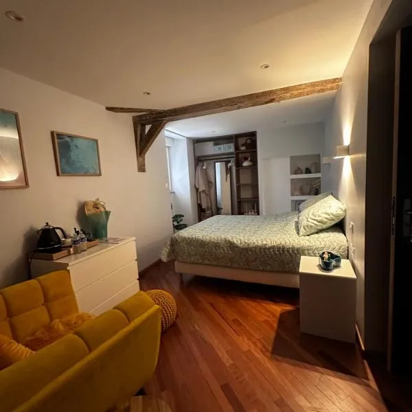 Chambre privée avec salle de bain，位于Domagné的酒店