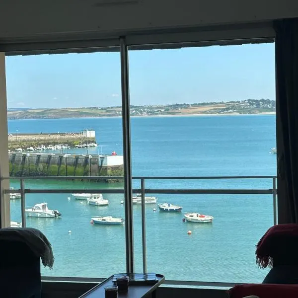 Appartement Design VIII - Port Rosmeur - Sublime vue Mer，位于杜瓦讷内的酒店