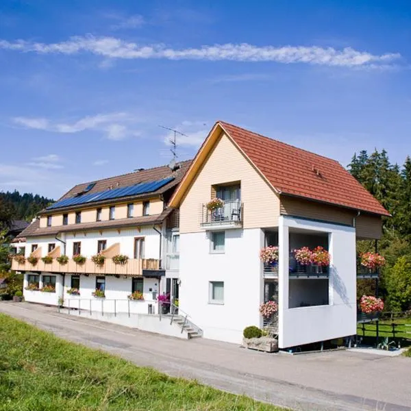 兰德豪斯卡林酒店，位于Dornstetten的酒店