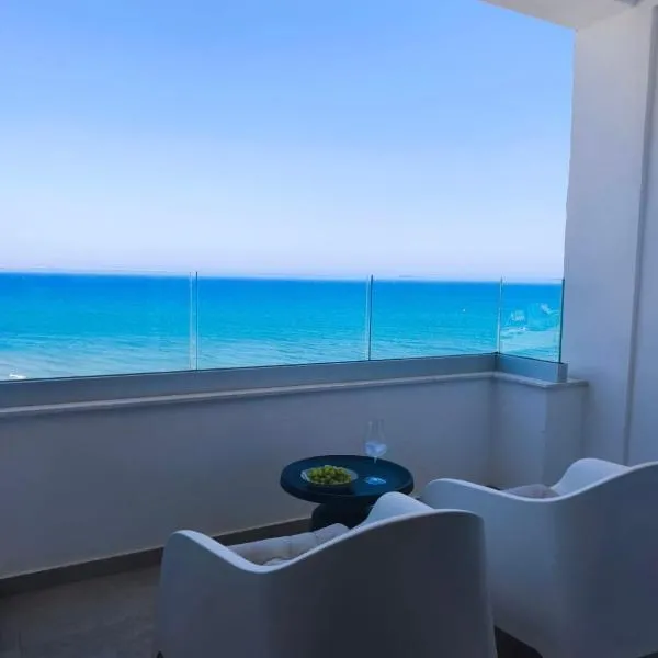 Joyscape beachfront residence,位于拉纳卡的酒店