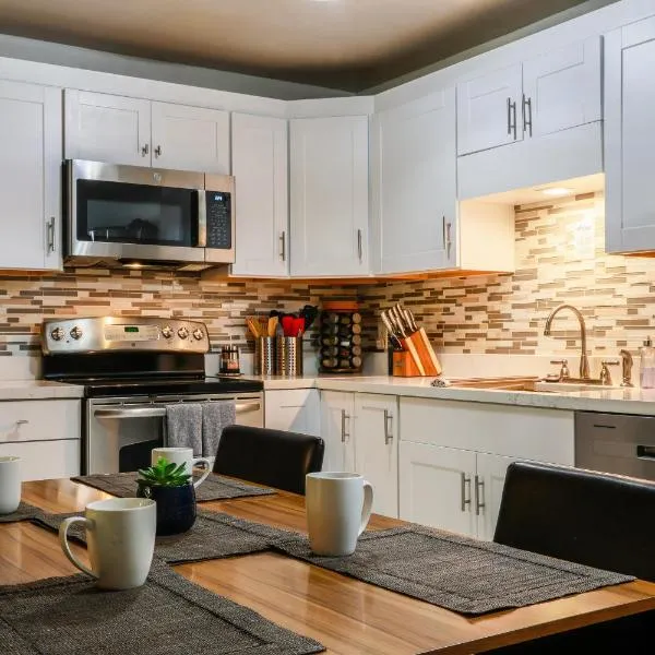 Renovated condo steps from Beaver Creek shuttle，位于埃文的酒店