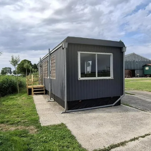 Chalet Julia, Minicamping de Grutte Earen，位于Burum的酒店