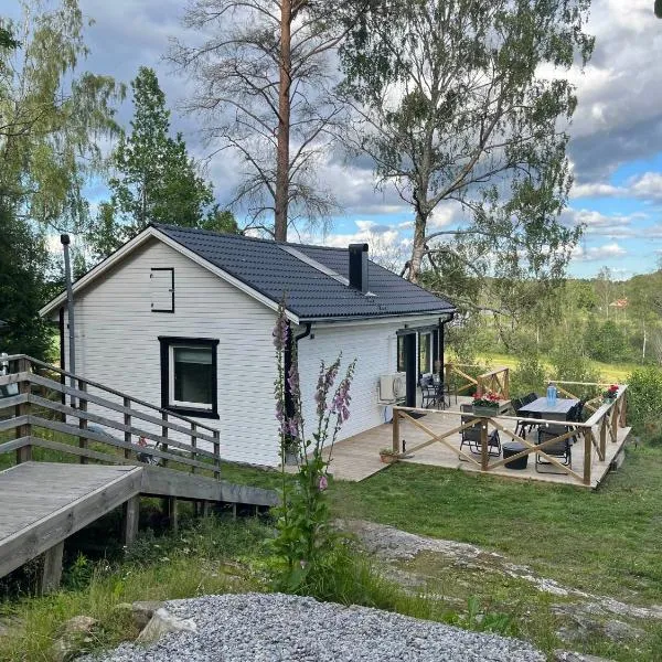 Modern Lakeside Hideaway，位于厄勒布鲁的酒店