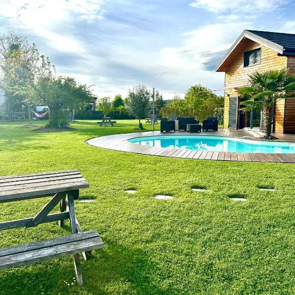 Chez Seb et Lilou - Chalet Tiny House - piscine partagée - parking - proche Mulhouse，位于Flaxlanden的酒店