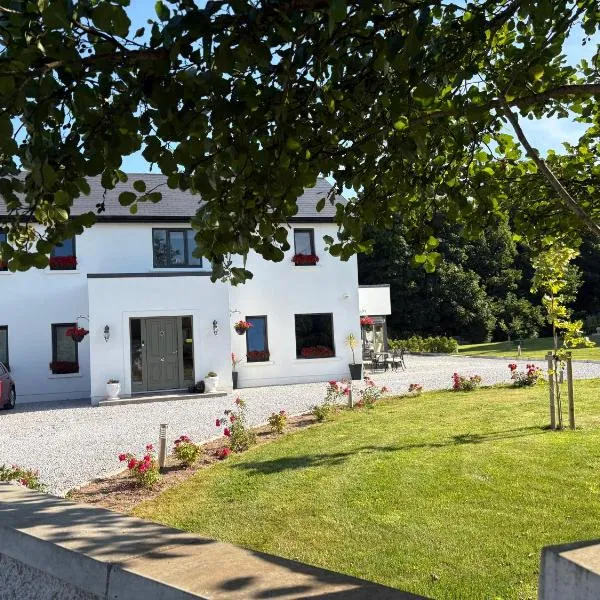 Ashlee Lodge, Shanagarry P25K6R6 Near Ballymaloe House & Garryvoe Hotel，位于Shanagarry的酒店