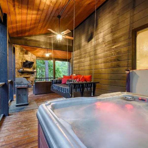 Luxurious 1BR Romantic Cabin in Broken Bow - Sleeps 4, Hot Tub, Fire Pit, Fireplace & Close to Lake，位于布罗肯鲍的酒店