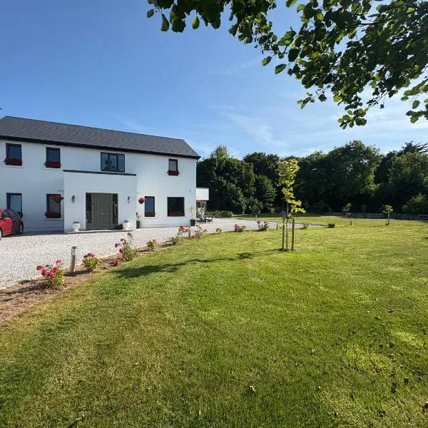 Ashlee Lodge, Shanagarry P25K6R6 Near Ballymaloe Cookery School & Garryvoe Hotel，位于Shanagarry的酒店